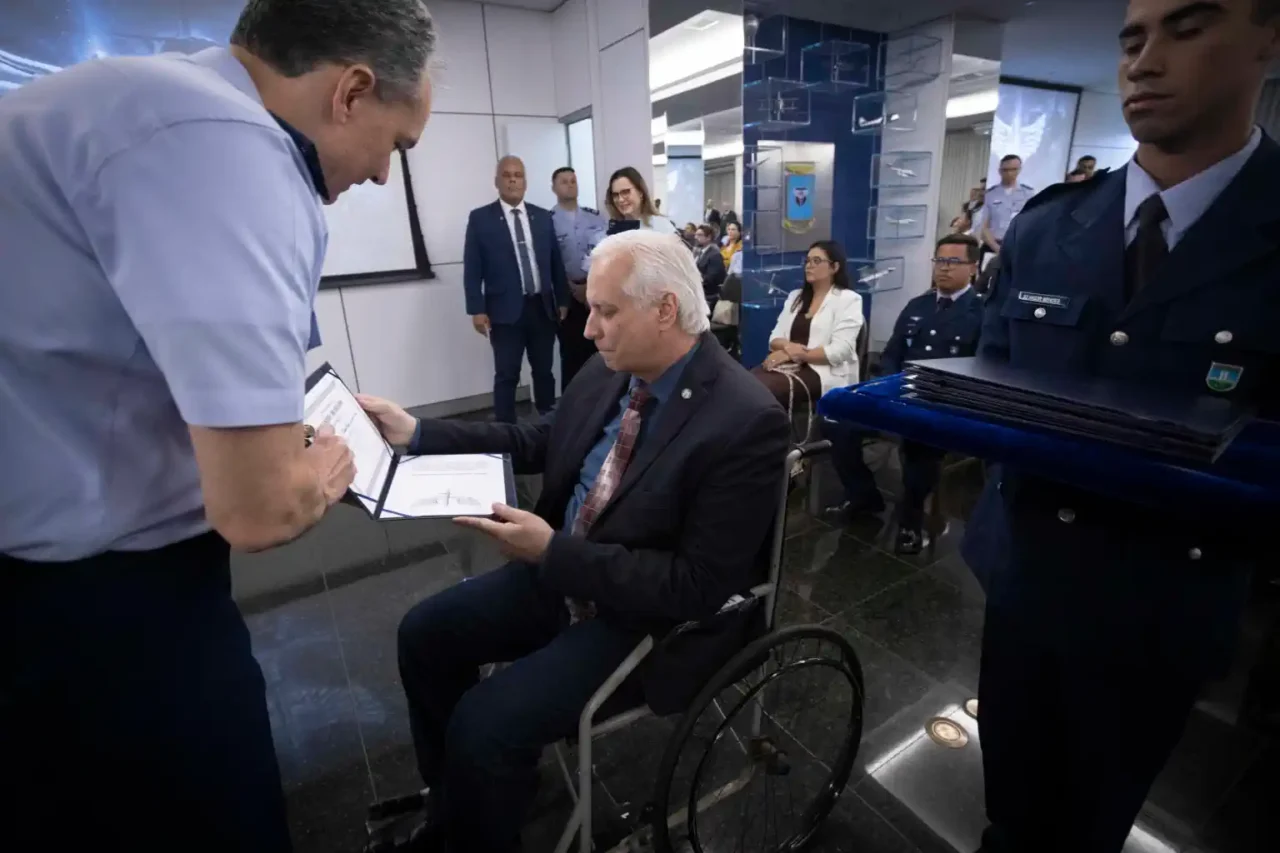 Sergio Senna recebe o título de Membro Honorário da Força Aérea Brasileira durante cerimônia da FAB